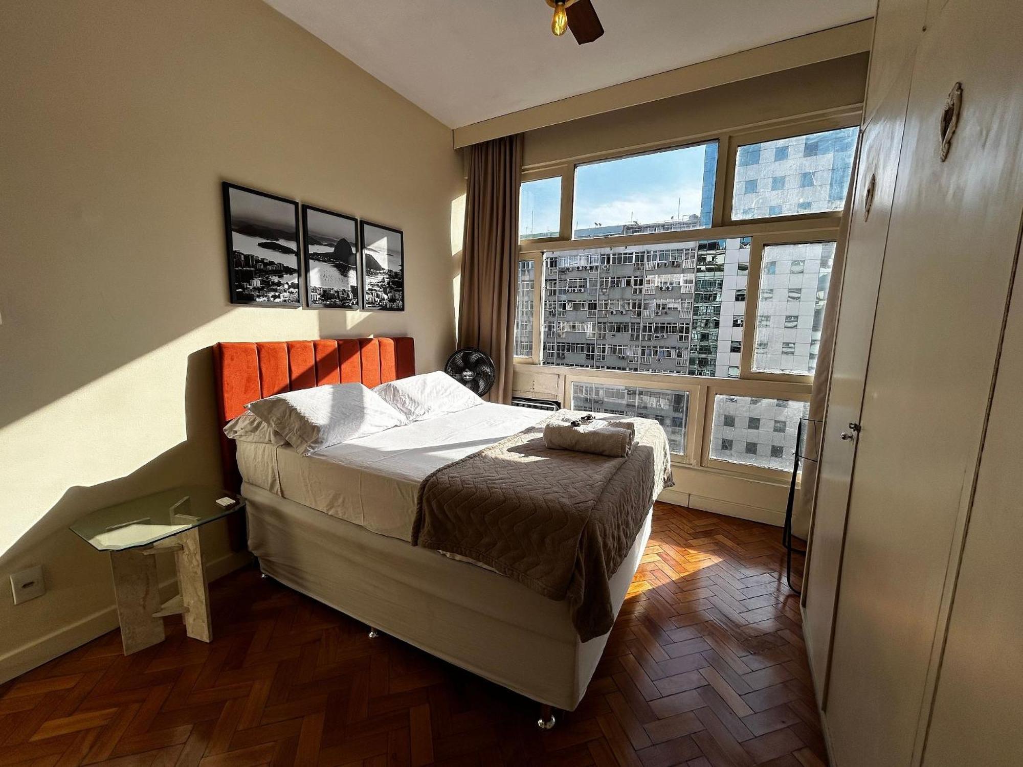 Apartamento Em Copacabana Com Vista Lateral Do Mar - Rio de Janeiro, Rio de Janeiro